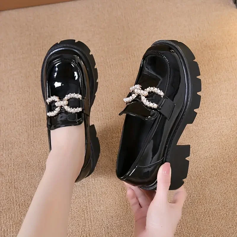 Pearl Chain Glossy Loafers